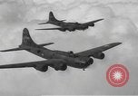 Standbild B-17 Flying Fortress Ebenen Schweinfurt Deutschland, 1943, aus Sekunde 32 historischem Filmmaterial Videoclip 65675047528