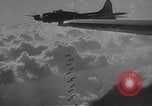Standbild B-17 Flying Fortress Ebenen Schweinfurt Deutschland, 1943, aus Sekunde 34 historischem Filmmaterial Videoclip 65675047528