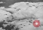 Standbild B-17 Flying Fortress Ebenen Schweinfurt Deutschland, 1943, aus Sekunde 46 historischem Filmmaterial Videoclip 65675047528