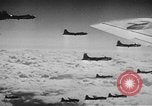 Standbild B-17 Flying Fortress Ebenen Schweinfurt Deutschland, 1943, aus Sekunde 50 historischem Filmmaterial Videoclip 65675047528