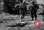Standbild US-Truppen einrichten Camp auf beschlagnahmte japanische base Aslito Flugplatz Saipan Marianen, 1944, aus Sekunde 58 historischem Filmmaterial Videoclip 65675047542