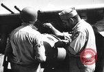 Standbild improvisierten napalm Bomben auf P-47 Flugzeuge Aslito Flugplatz Saipan Marianen, 1944, aus Sekunde 8 historischem Filmmaterial Videoclip 65675047545