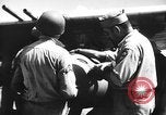 Standbild improvisierten napalm Bomben auf P-47 Flugzeuge Aslito Flugplatz Saipan Marianen, 1944, aus Sekunde 9 historischem Filmmaterial Videoclip 65675047545