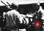 Standbild improvisierten napalm Bomben auf P-47 Flugzeuge Aslito Flugplatz Saipan Marianen, 1944, aus Sekunde 10 historischem Filmmaterial Videoclip 65675047545