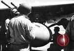 Standbild improvisierten napalm Bomben auf P-47 Flugzeuge Aslito Flugplatz Saipan Marianen, 1944, aus Sekunde 11 historischem Filmmaterial Videoclip 65675047545