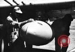 Standbild improvisierten napalm Bomben auf P-47 Flugzeuge Aslito Flugplatz Saipan Marianen, 1944, aus Sekunde 13 historischem Filmmaterial Videoclip 65675047545