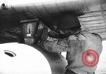 Standbild improvisierten napalm Bomben auf P-47 Flugzeuge Aslito Flugplatz Saipan Marianen, 1944, aus Sekunde 14 historischem Filmmaterial Videoclip 65675047545
