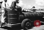 Standbild improvisierten napalm Bomben auf P-47 Flugzeuge Aslito Flugplatz Saipan Marianen, 1944, aus Sekunde 17 historischem Filmmaterial Videoclip 65675047545