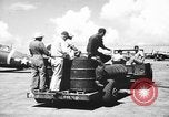 Standbild improvisierten napalm Bomben auf P-47 Flugzeuge Aslito Flugplatz Saipan Marianen, 1944, aus Sekunde 20 historischem Filmmaterial Videoclip 65675047545