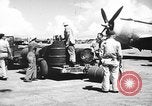 Standbild improvisierten napalm Bomben auf P-47 Flugzeuge Aslito Flugplatz Saipan Marianen, 1944, aus Sekunde 22 historischem Filmmaterial Videoclip 65675047545