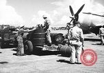 Standbild improvisierten napalm Bomben auf P-47 Flugzeuge Aslito Flugplatz Saipan Marianen, 1944, aus Sekunde 23 historischem Filmmaterial Videoclip 65675047545