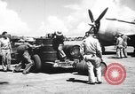 Standbild improvisierten napalm Bomben auf P-47 Flugzeuge Aslito Flugplatz Saipan Marianen, 1944, aus Sekunde 25 historischem Filmmaterial Videoclip 65675047545