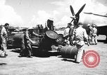 Standbild improvisierten napalm Bomben auf P-47 Flugzeuge Aslito Flugplatz Saipan Marianen, 1944, aus Sekunde 26 historischem Filmmaterial Videoclip 65675047545