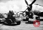 Standbild improvisierten napalm Bomben auf P-47 Flugzeuge Aslito Flugplatz Saipan Marianen, 1944, aus Sekunde 36 historischem Filmmaterial Videoclip 65675047545