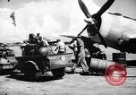 Standbild improvisierten napalm Bomben auf P-47 Flugzeuge Aslito Flugplatz Saipan Marianen, 1944, aus Sekunde 37 historischem Filmmaterial Videoclip 65675047545