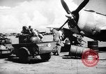 Standbild improvisierten napalm Bomben auf P-47 Flugzeuge Aslito Flugplatz Saipan Marianen, 1944, aus Sekunde 38 historischem Filmmaterial Videoclip 65675047545