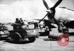Standbild improvisierten napalm Bomben auf P-47 Flugzeuge Aslito Flugplatz Saipan Marianen, 1944, aus Sekunde 39 historischem Filmmaterial Videoclip 65675047545