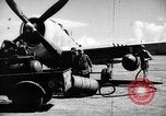 Standbild improvisierten napalm Bomben auf P-47 Flugzeuge Aslito Flugplatz Saipan Marianen, 1944, aus Sekunde 40 historischem Filmmaterial Videoclip 65675047545
