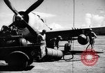 Standbild improvisierten napalm Bomben auf P-47 Flugzeuge Aslito Flugplatz Saipan Marianen, 1944, aus Sekunde 42 historischem Filmmaterial Videoclip 65675047545