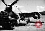 Standbild improvisierten napalm Bomben auf P-47 Flugzeuge Aslito Flugplatz Saipan Marianen, 1944, aus Sekunde 43 historischem Filmmaterial Videoclip 65675047545