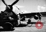 Standbild improvisierten napalm Bomben auf P-47 Flugzeuge Aslito Flugplatz Saipan Marianen, 1944, aus Sekunde 44 historischem Filmmaterial Videoclip 65675047545