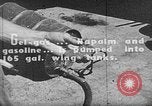 Standbild improvisierten napalm Bomben auf P-47 Flugzeuge Aslito Flugplatz Saipan Marianen, 1944, aus Sekunde 45 historischem Filmmaterial Videoclip 65675047545