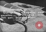 Standbild improvisierten napalm Bomben auf P-47 Flugzeuge Aslito Flugplatz Saipan Marianen, 1944, aus Sekunde 46 historischem Filmmaterial Videoclip 65675047545