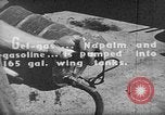 Standbild improvisierten napalm Bomben auf P-47 Flugzeuge Aslito Flugplatz Saipan Marianen, 1944, aus Sekunde 48 historischem Filmmaterial Videoclip 65675047545