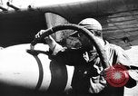 Standbild improvisierten napalm Bomben auf P-47 Flugzeuge Aslito Flugplatz Saipan Marianen, 1944, aus Sekunde 54 historischem Filmmaterial Videoclip 65675047545