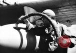 Standbild improvisierten napalm Bomben auf P-47 Flugzeuge Aslito Flugplatz Saipan Marianen, 1944, aus Sekunde 56 historischem Filmmaterial Videoclip 65675047545