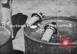 Standbild improvisierten napalm Bomben auf P-47 Flugzeuge Aslito Flugplatz Saipan Marianen, 1944, aus Sekunde 60 historischem Filmmaterial Videoclip 65675047545