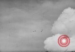 Standbild 19 USAAF Fighter Squadron P-47s der gegnerischen Insel Tinian Insel Tinian Marianen, 1945, aus Sekunde 30 historischem Filmmaterial Videoclip 65675047547