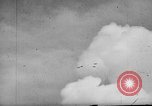 Standbild 19 USAAF Fighter Squadron P-47s der gegnerischen Insel Tinian Insel Tinian Marianen, 1945, aus Sekunde 31 historischem Filmmaterial Videoclip 65675047547