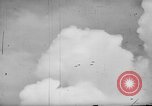 Standbild 19 USAAF Fighter Squadron P-47s der gegnerischen Insel Tinian Insel Tinian Marianen, 1945, aus Sekunde 32 historischem Filmmaterial Videoclip 65675047547