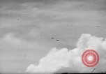Standbild 19 USAAF Fighter Squadron P-47s der gegnerischen Insel Tinian Insel Tinian Marianen, 1945, aus Sekunde 50 historischem Filmmaterial Videoclip 65675047547