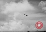 Standbild 19 USAAF Fighter Squadron P-47s der gegnerischen Insel Tinian Insel Tinian Marianen, 1945, aus Sekunde 55 historischem Filmmaterial Videoclip 65675047547