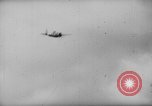 Standbild P-47s 19 Fighter Squadron Angriff japanische Stellungen Insel Tinian Marianen, 1944, aus Sekunde 3 historischem Filmmaterial Videoclip 65675047548