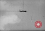 Standbild P-47s 19 Fighter Squadron Angriff japanische Stellungen Insel Tinian Marianen, 1944, aus Sekunde 4 historischem Filmmaterial Videoclip 65675047548