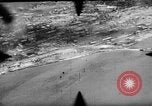 Standbild P-47s 19 Fighter Squadron Angriff japanische Stellungen Insel Tinian Marianen, 1944, aus Sekunde 5 historischem Filmmaterial Videoclip 65675047548