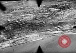 Standbild P-47s 19 Fighter Squadron Angriff japanische Stellungen Insel Tinian Marianen, 1944, aus Sekunde 7 historischem Filmmaterial Videoclip 65675047548