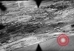 Standbild P-47s 19 Fighter Squadron Angriff japanische Stellungen Insel Tinian Marianen, 1944, aus Sekunde 8 historischem Filmmaterial Videoclip 65675047548