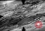 Standbild P-47s 19 Fighter Squadron Angriff japanische Stellungen Insel Tinian Marianen, 1944, aus Sekunde 10 historischem Filmmaterial Videoclip 65675047548
