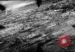 Standbild P-47s 19 Fighter Squadron Angriff japanische Stellungen Insel Tinian Marianen, 1944, aus Sekunde 12 historischem Filmmaterial Videoclip 65675047548
