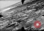 Standbild P-47s 19 Fighter Squadron Angriff japanische Stellungen Insel Tinian Marianen, 1944, aus Sekunde 13 historischem Filmmaterial Videoclip 65675047548