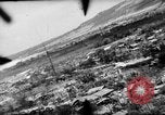 Standbild P-47s 19 Fighter Squadron Angriff japanische Stellungen Insel Tinian Marianen, 1944, aus Sekunde 15 historischem Filmmaterial Videoclip 65675047548