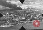 Standbild P-47s 19 Fighter Squadron Angriff japanische Stellungen Insel Tinian Marianen, 1944, aus Sekunde 16 historischem Filmmaterial Videoclip 65675047548