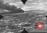Standbild P-47s 19 Fighter Squadron Angriff japanische Stellungen Insel Tinian Marianen, 1944, aus Sekunde 19 historischem Filmmaterial Videoclip 65675047548