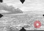 Standbild P-47s 19 Fighter Squadron Angriff japanische Stellungen Insel Tinian Marianen, 1944, aus Sekunde 21 historischem Filmmaterial Videoclip 65675047548