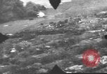 Standbild P-47s 19 Fighter Squadron Angriff japanische Stellungen Insel Tinian Marianen, 1944, aus Sekunde 22 historischem Filmmaterial Videoclip 65675047548
