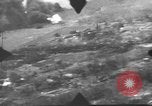 Standbild P-47s 19 Fighter Squadron Angriff japanische Stellungen Insel Tinian Marianen, 1944, aus Sekunde 23 historischem Filmmaterial Videoclip 65675047548